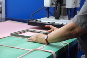 Presse mécanique utilisée chez HOFICOUPE pour le façonnage de matériaux souples.